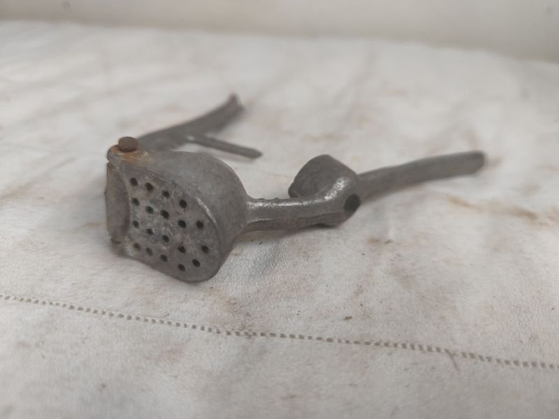 Picador de ajo antiguo de metal - imagen 2