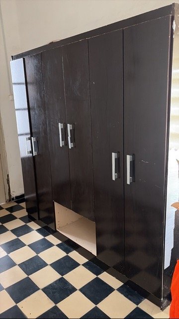Ropero Oscuro de 6 Puertas con Espacio Abierto Inferior - imagen 1