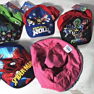 Lote de 35 Piezas: Gorros Infantiles y Pares de Medias - imagen 7
