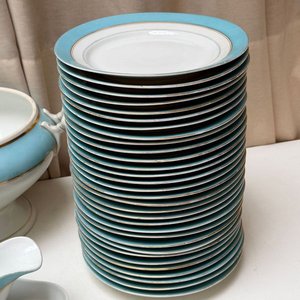 Juego de Porcelana Isabelina con Platos, Salsera y Cuenco - imagen 6