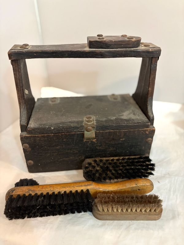 Caja de madera para zapatos con accesorios - imagen 2