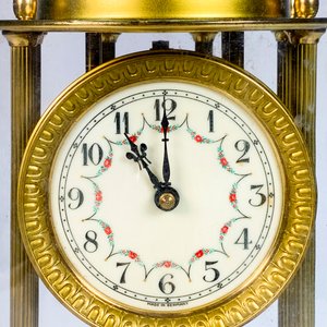 Reloj de Sobremesa Dorado con Redoma de Vidrio y Esfera Esmaltada - imagen 3
