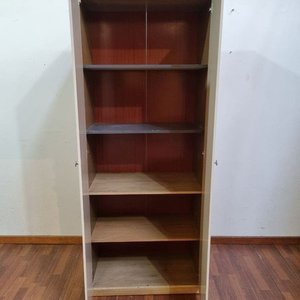 Biblioteca Beige Claro con Puertas y Estantes Interiores - imagen 2