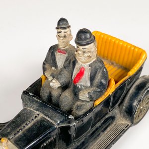 Auto de Juguete Italiano "Gordo y el Flaco" con Figuras - imagen 3