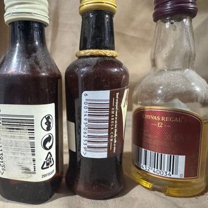 Lote de 3 Botellas Miniatura de Licores Varios: Ballantine's, Amarula y Chivas Regal - imagen 2