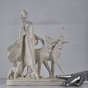 Escultura de Mujer con Perros en Cerámica - imagen 1