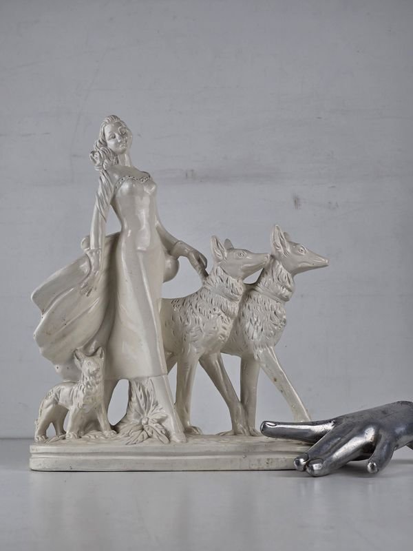 Escultura de Mujer con Perros en Cerámica