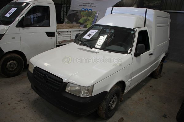 Furgón Blanco Fiat Fiorino con Puerta Trasera Dañada - imagen 1