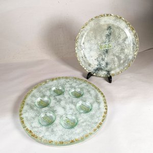 Dos Centros de Mesa de Vidrio Hialino con Diseños y Bordes Dorados - imagen 1
