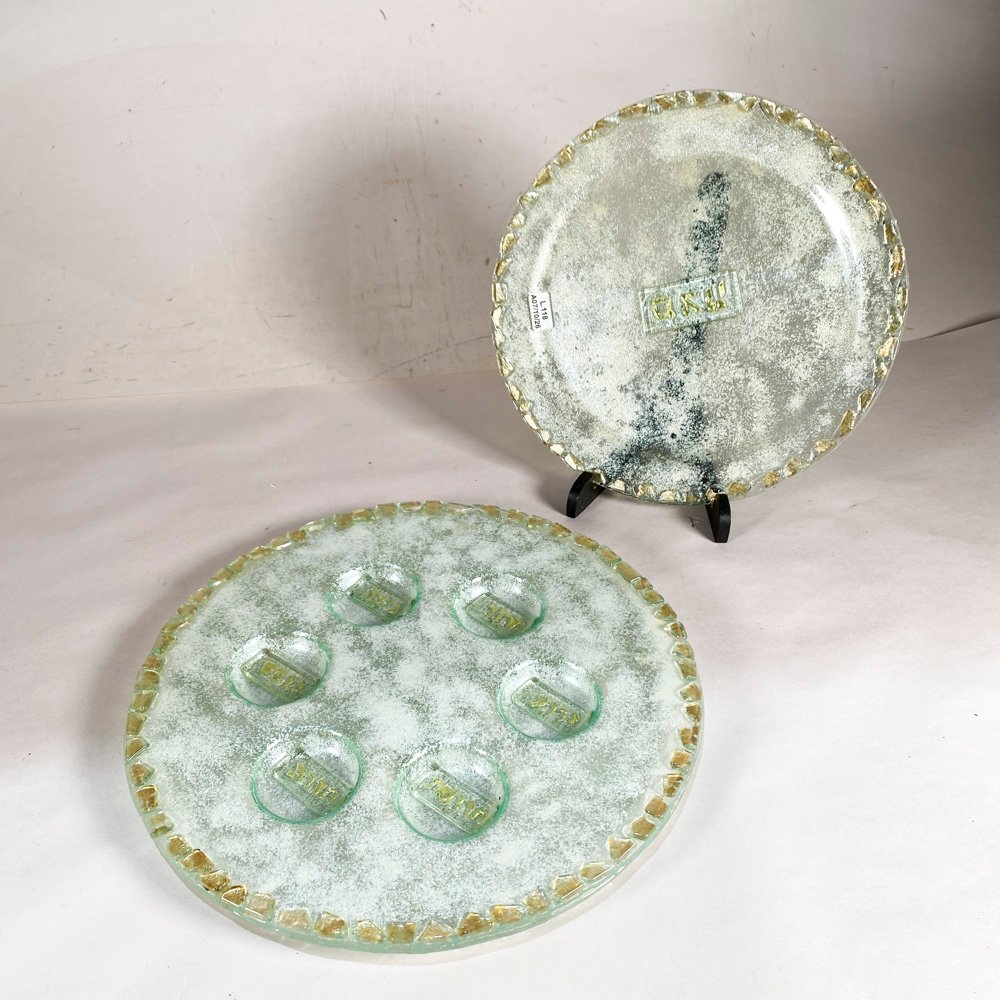 Dos Centros de Mesa de Vidrio Hialino con Diseños y Bordes Dorados