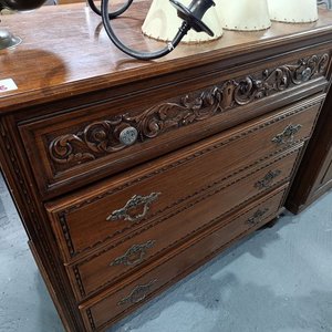 Lote siguiente: Cómoda Estilo 4 Cajones Tallada con Herrajes de Bronce