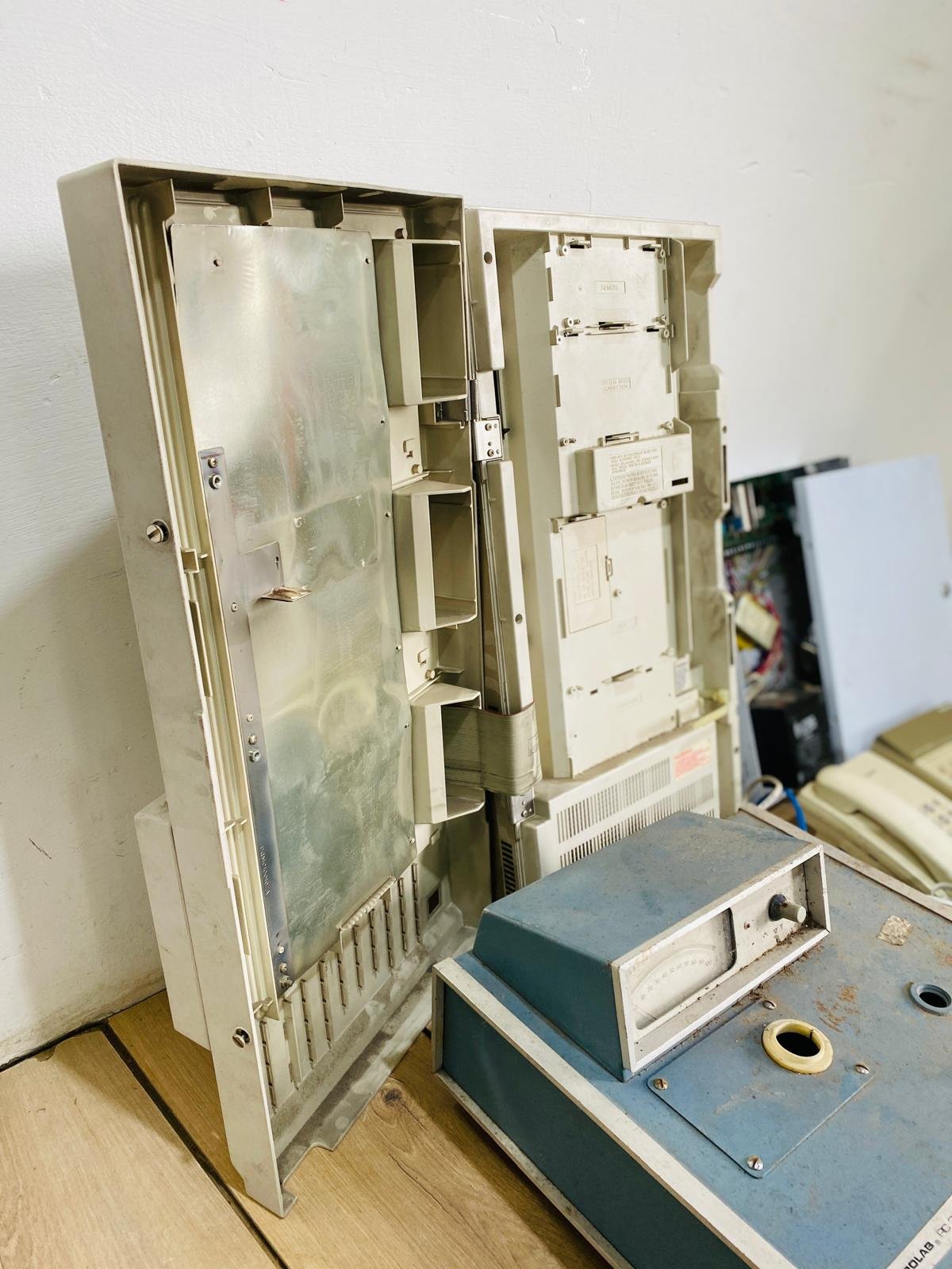 Item lote-de-varios-telefonos-de-linea-central-telefonica-osciloscopio-y-otros - Image 1