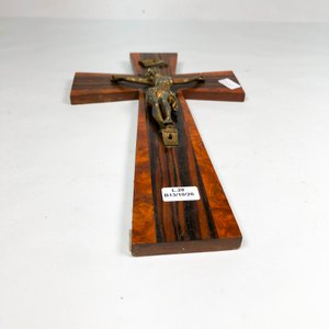 Cruz de Madera y Metal con Jesús Crucificado - imagen 5