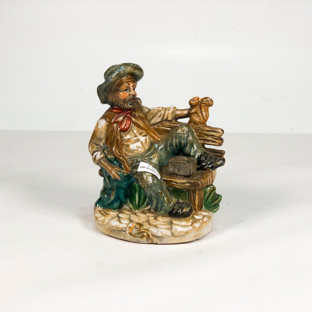 Figurita de hombre cazador en porcelana - imagen 1