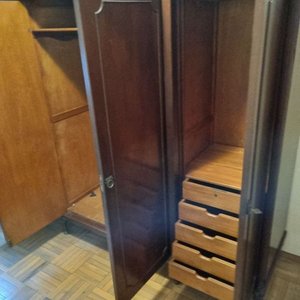 Importante Roper de Madera Lustrada con Espejos y Cajonera - imagen 5