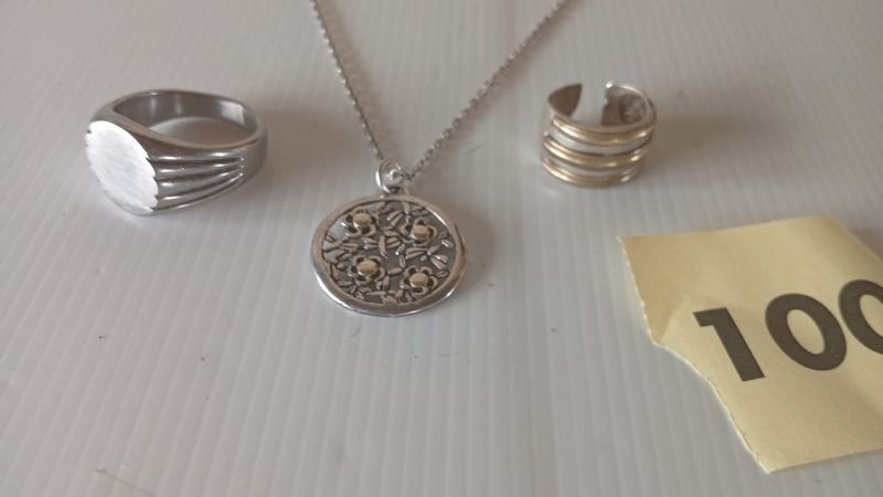 Anillo de plata y cadena en excelente condición