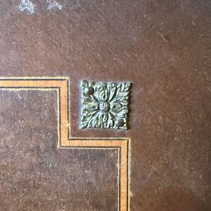 Armario Organizador Antiguo con Tapa de Mármol y Herrajes Ornamentales - imagen 7