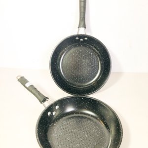 Set de Dos Sartenes Esmaltados Negros con Puntos Blancos - imagen 3