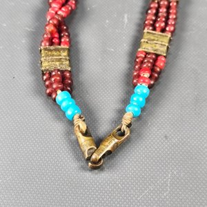 Dos Collares Artesanales: Étnico con Cuentas de Vidrio y Metal, y Diseño en Relieve - imagen 8