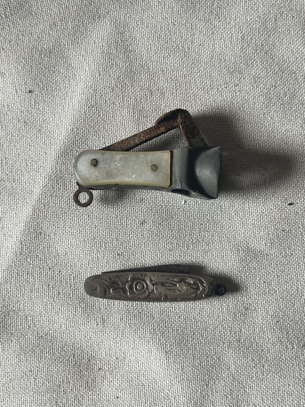 Lote siguiente: Corta habano de metal y nácar con pluma y cachas de plata