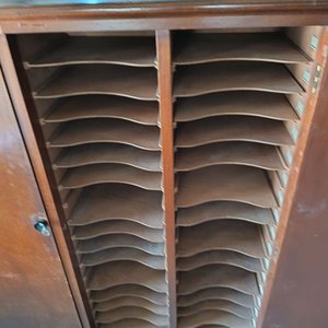 gran fichero de 4 puertas , excelente estado en cedro, 156x40x160 pertenecio a la antigua radio cw39 - imagen 6