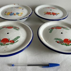Lote siguiente: Set de 4 Bowls Esmaltados Blancos con Tapa y Diseño de Flores y Hongos