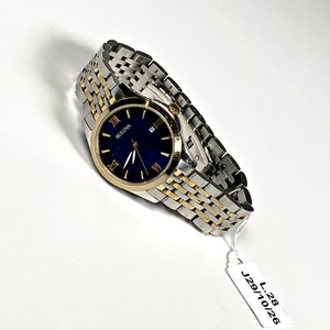 Reloj Pulsera Bulova para Dama con Malla Metálica y Detalles Dorados - imagen 2