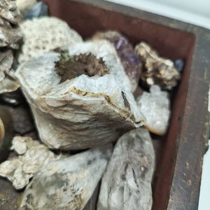 Caja Antigua con Cristales y Piedras Semipreciosas - imagen 3