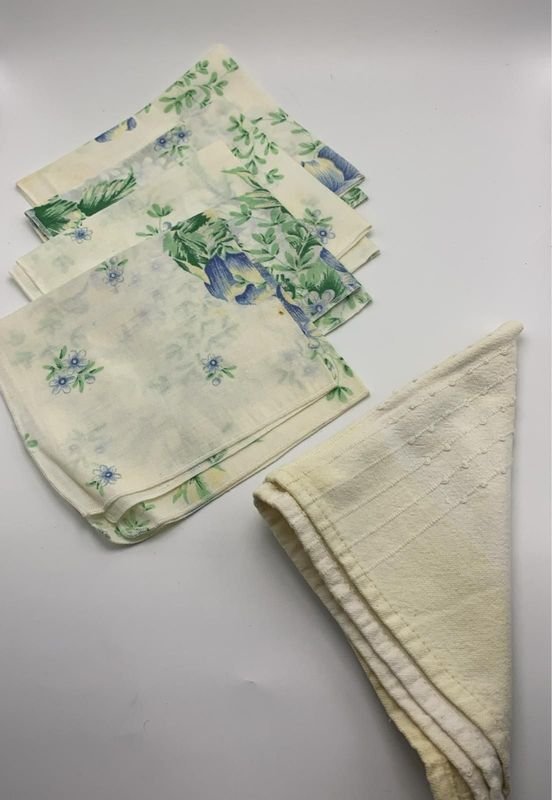 Lote siguiente: Servilletas de tela antiguas con patrón floral