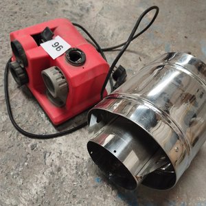 Equipo Eléctrico Rojo con Pieza Metálica Cilíndrica - imagen 3