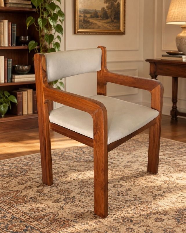 Elegante Sillón de Madera Maciza con Apoyabrazos y Tapizado Beige