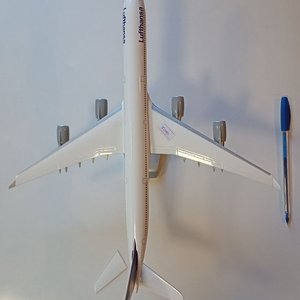 Maqueta Airbus A340-600 Lufthansa Herpa Escala 1/200 con Base - imagen 5