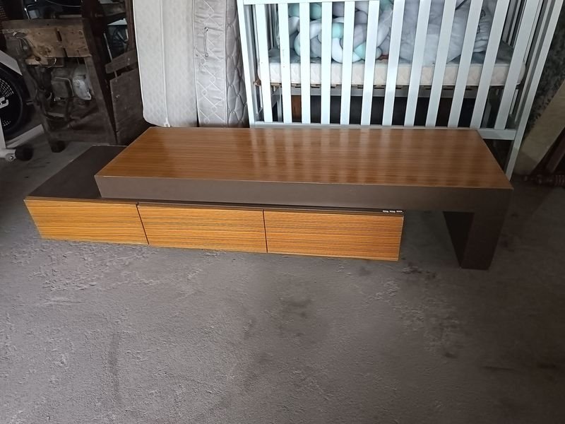 Rack de TV Moderno Extensible en Cerejeira