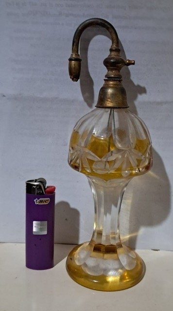 Perfumero de Cristal Tallado con Bomba Dorada