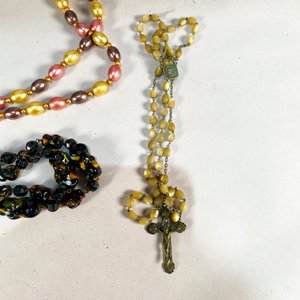 Lote de Bijouterie: Collares y Rosario con Dije de Cruz - imagen 2