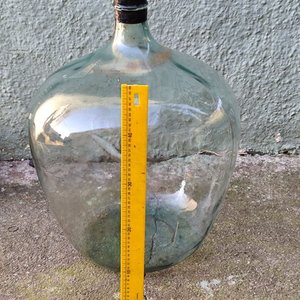 Lote siguiente: Damajuana Grande de Vidrio Verde 60 Litros con Tapa de Madera
