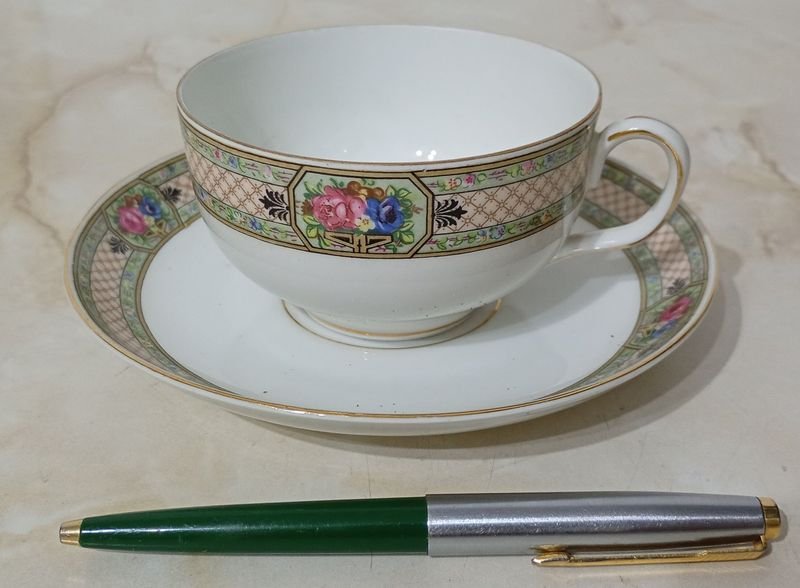 Lote anterior: Taza de Porcelana Alemana ALTWASEER SILESIA con Platillo
