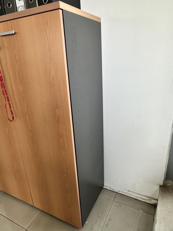 Armario con puertas de madera y accesorios - imagen 5