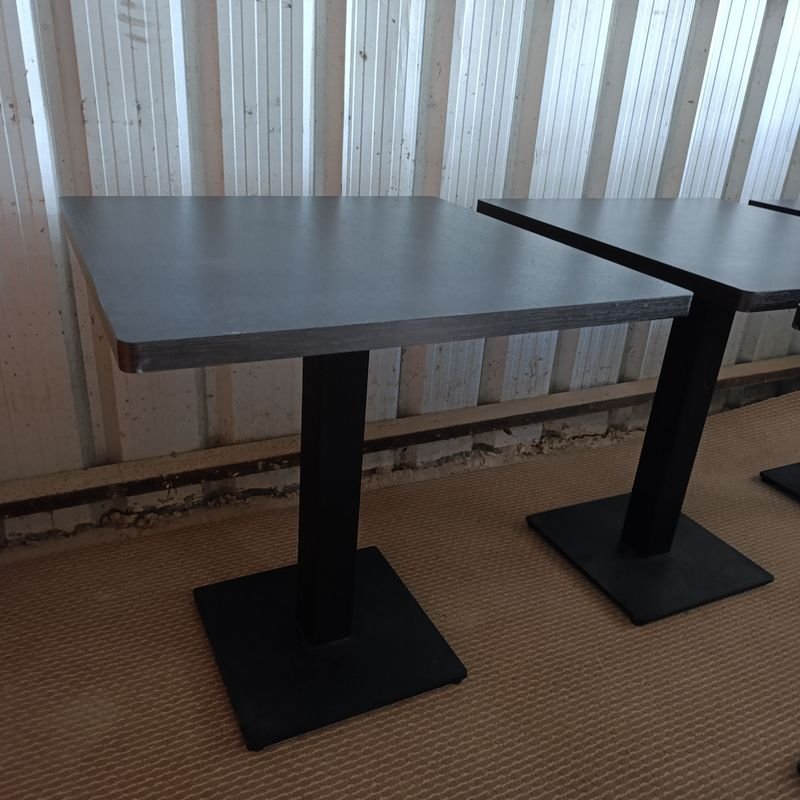 Mesas italianas cuadradas con tapa en melamínico y base en placa metálica - imagen 3