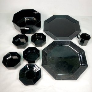 Nueve Piezas de Vidrio Negro Octogonal: Fuentes, Ensaladera, Taza, Platillo y Compoteras - imagen 2