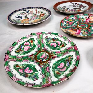 Nueve Piezas de Porcelana Oriental Decorativa: Platos y Cucharitas - imagen 3
