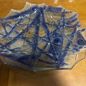 Lote siguiente: Centro de Mesa de Vidrio Pintado Azul y Transparente