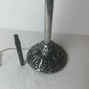 Lámpara de Sobremesa Antigua de Peltre Repujado - imagen 4