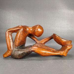Lote siguiente: Talla de Madera: Hombre Sentado con Detalle de Textura