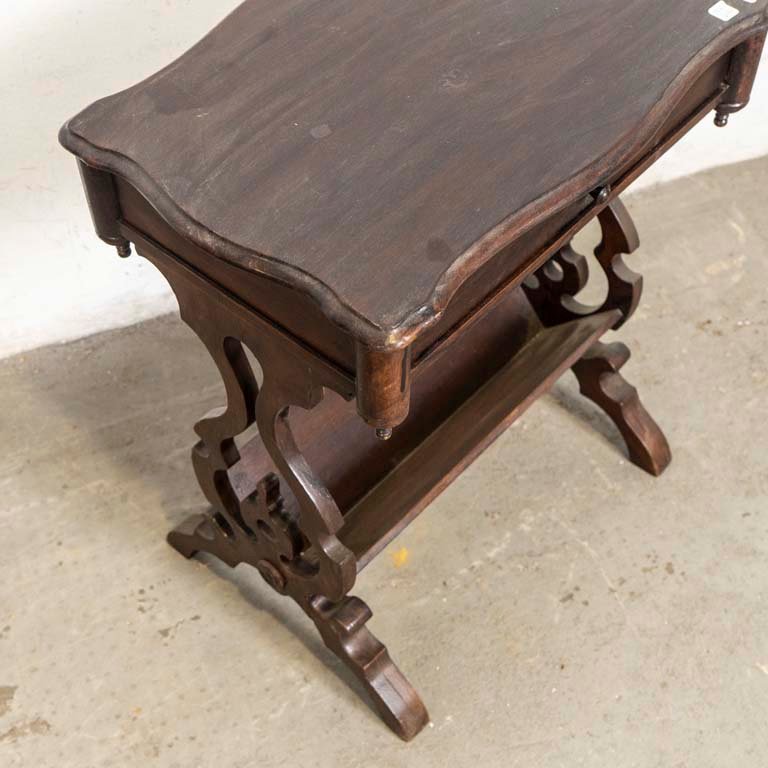 Mesita de sala victoriana con cajón y revistero - imagen 2