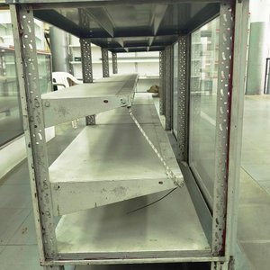 Mesa de Trabajo Larga Estructura Metálica Blanca Cubierta Acanalada Oscura - imagen 3