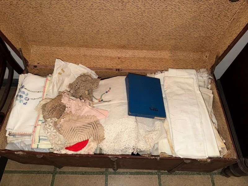 Lote de Manteles y Sábanas Antiguas con Bordados y Encajes