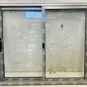 Lote #028c – Ventana de aluminio dos hojas corredizas – 130x110cm - imagen 2