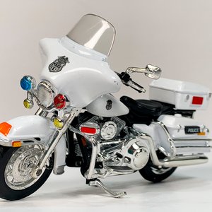 Dos Maquetas Maisto Harley Davidson Policía: Electra Glide Blanca y Road King Negra - imagen 3
