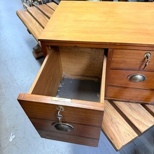 Antiguo Archivador de Mesa en Pino Restaurado con Dos Cajones y Cerraduras - imagen 5